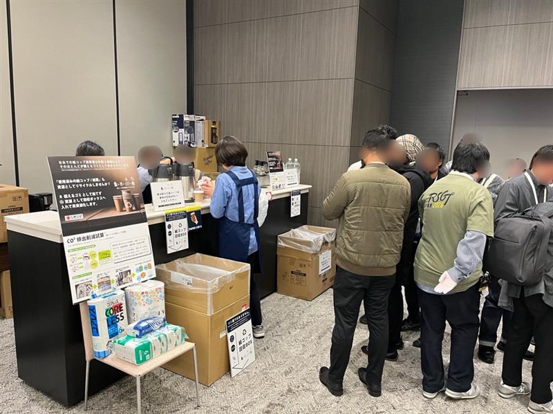 難再生古紙事業にて、使用済みの紙コップと紙蓋をリサイクルしました